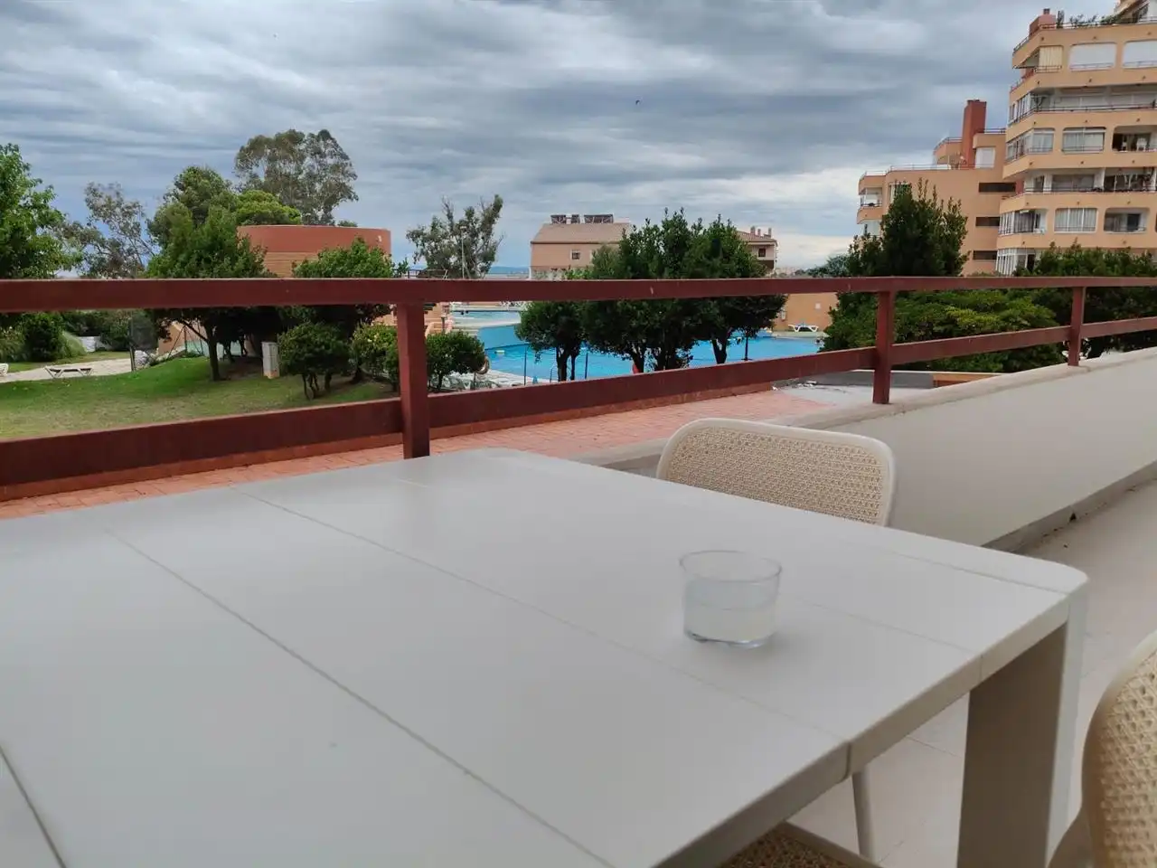 Terrasse von Erdgeschoss zum Verkauf in Roses mit Schwimmbad und Möbliert