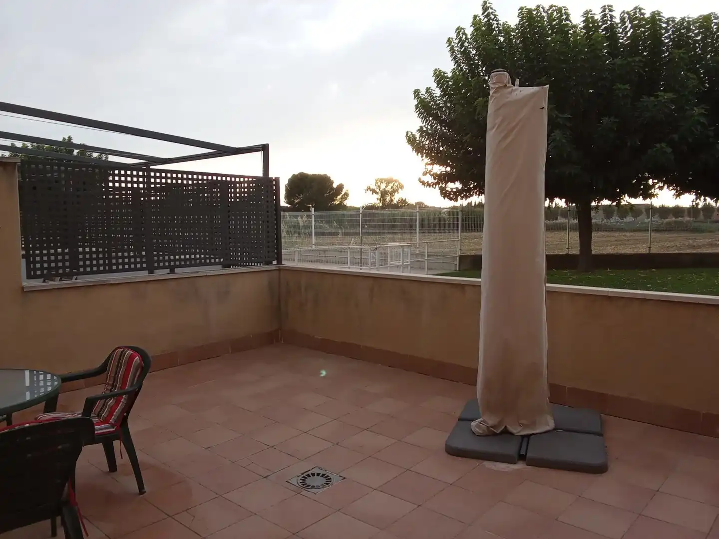 Terrasse von Einfamilien-Reihenhaus zur Miete in Utebo mit Terrasse, Schwimmbad und Möbliert