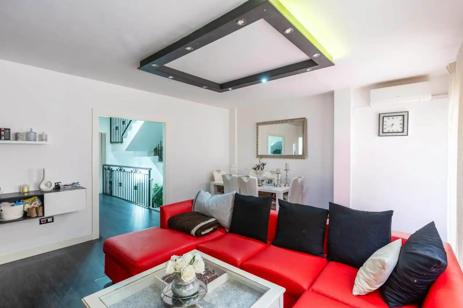 Sala d'estar de Casa adosada en venda en Roquetas de Mar amb Aire condicionat i Terrassa