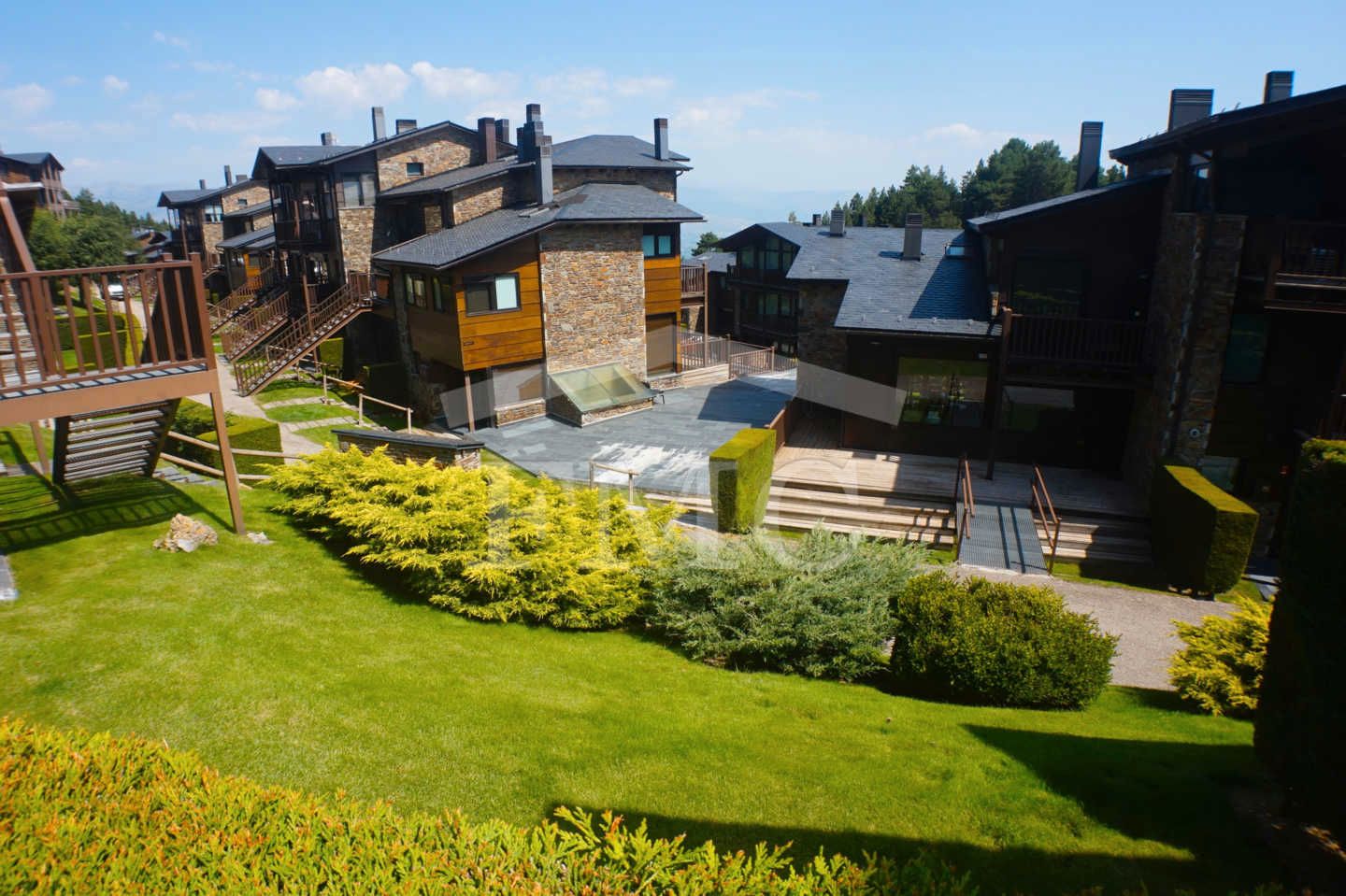 Jardí de Dúplex en venda en Alp amb Calefacció, Parquet i Terrassa