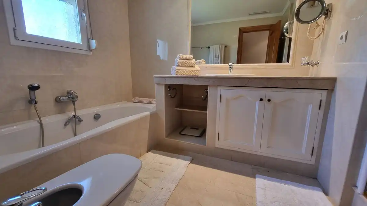 Bany de Casa o xalet de lloguer en Benahavís amb Aire condicionat, Jardí privat i Terrassa