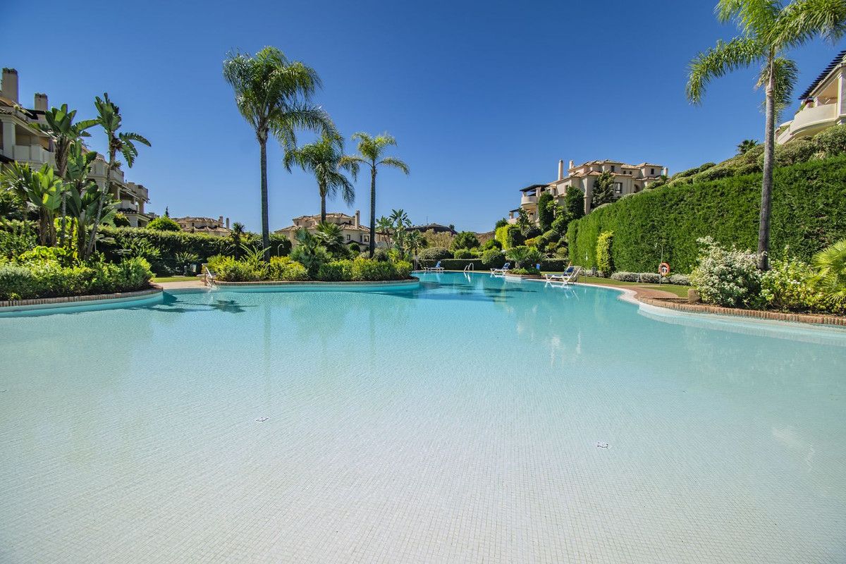 Piscina de Apartamento en venta en Benahavís con Aire acondicionado, Jardín privado y Amueblado