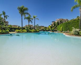 Piscina de Apartament en venda en Benahavís amb Aire condicionat, Jardí privat i Moblat