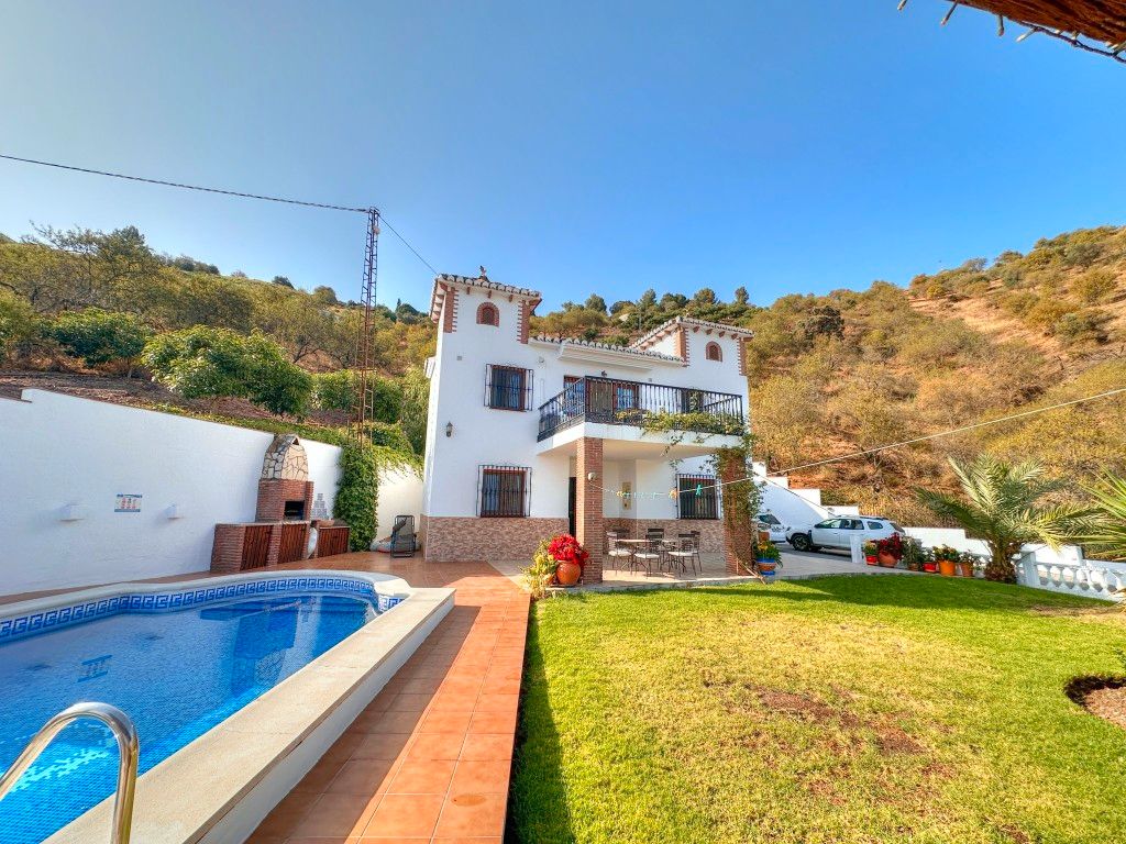Vista exterior de Casa o xalet en venda en Iznate amb Aire condicionat, Piscina i Moblat