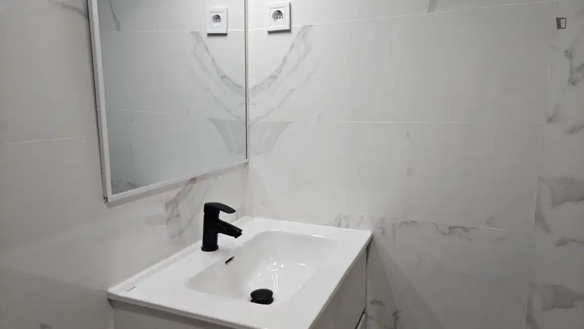 Baño de Estudio de alquiler en Madrid con Aire acondicionado, Calefacción y Amueblado