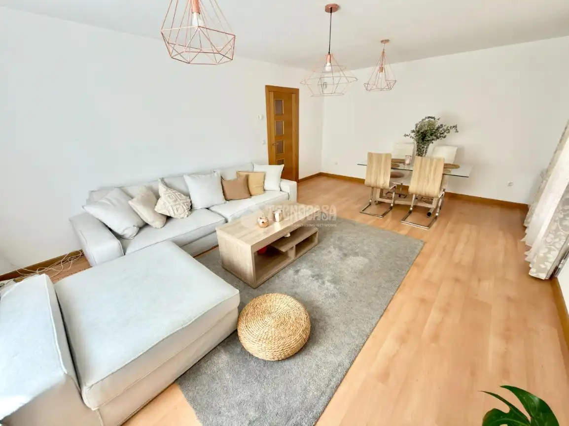 Sala de estar de Casa adosada en venta en Cabanillas del Campo con Calefacción, Parquet y Trastero