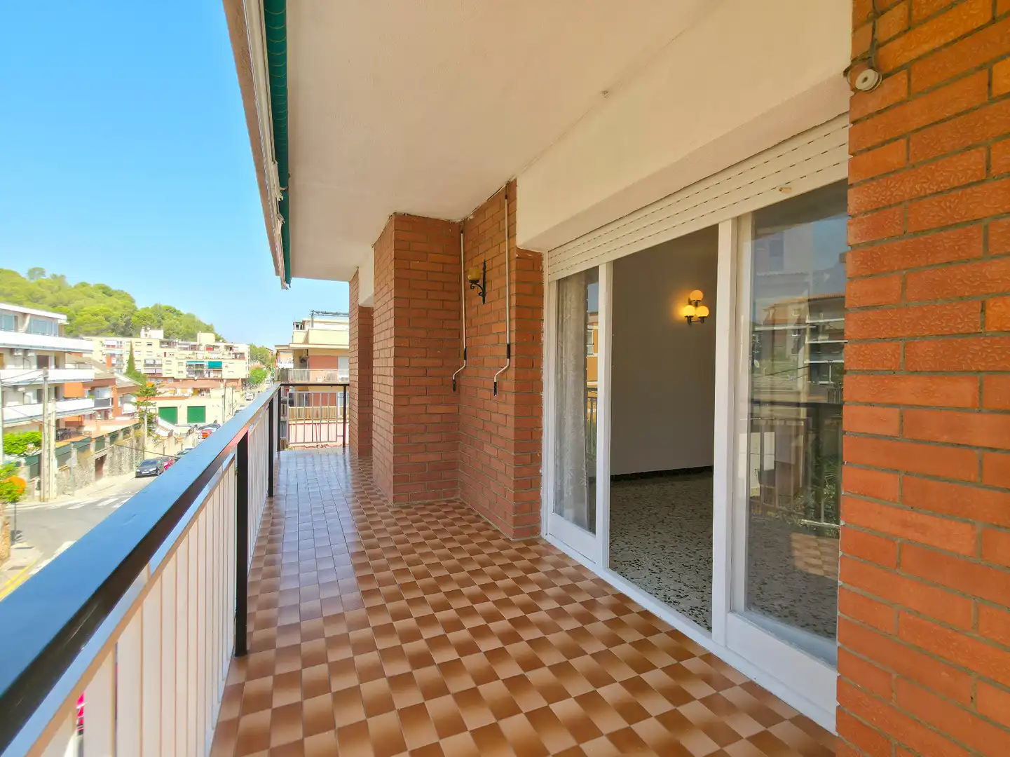 Vista exterior de Piso en venta en Sant Andreu de la Barca con Terraza, Horno y Balcón