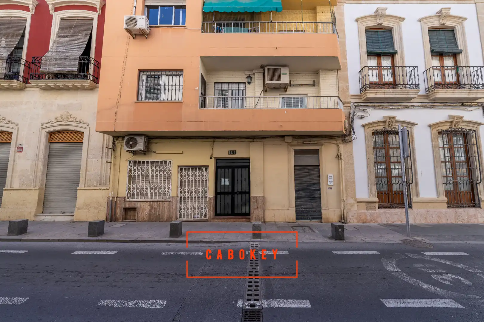 Vista exterior de Piso en venta en Almería con Aire acondicionado, Calefacción y Amueblado