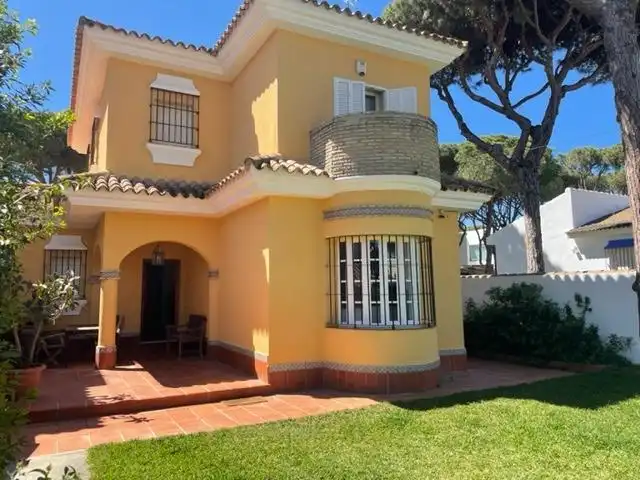 Vista exterior de Casa o xalet en venda en Chiclana de la Frontera amb Jardí privat, Terrassa i Traster