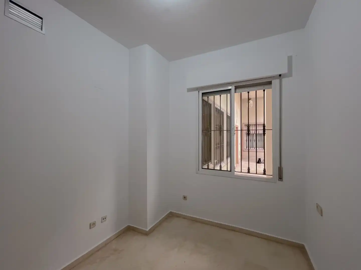 Schlafzimmer von Wohnung zur Miete in Sevilla mit Klimaanlage und Heizung