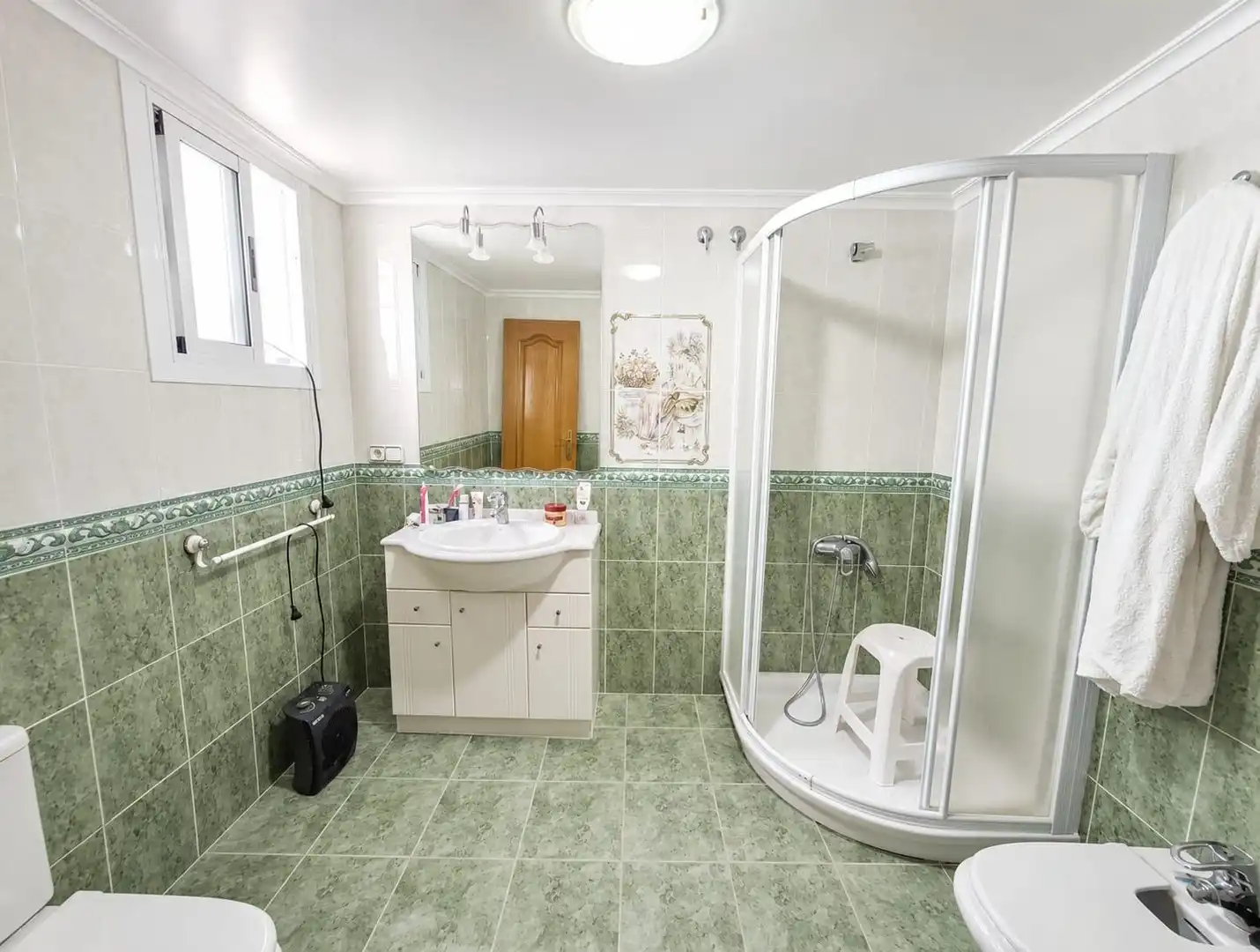 Badezimmer von Wohnung zum Verkauf in Gandia mit Klimaanlage, Heizung und Terrasse