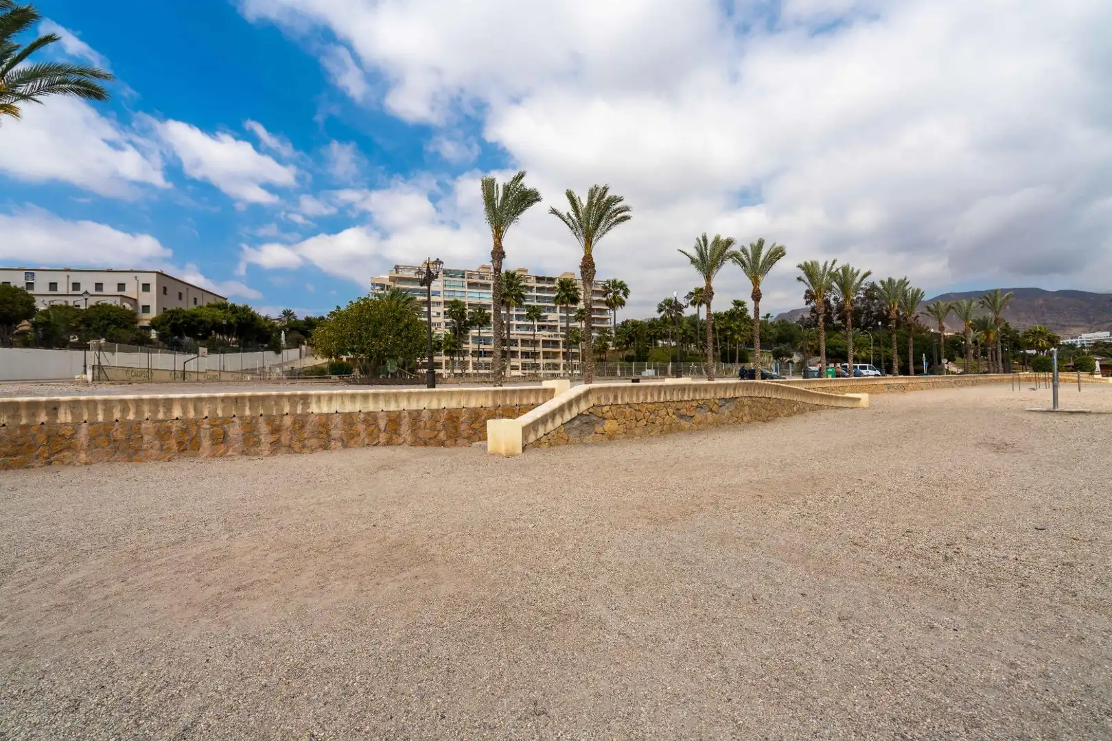 Aparcament de Pis en venda en Roquetas de Mar amb Aire condicionat, Jardí privat i Terrassa