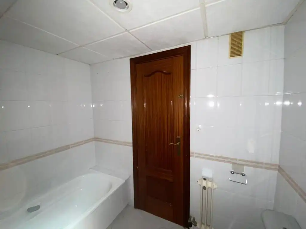 Bathroom of Flat for rent in Granada  with Heating, Private garden and Community pool