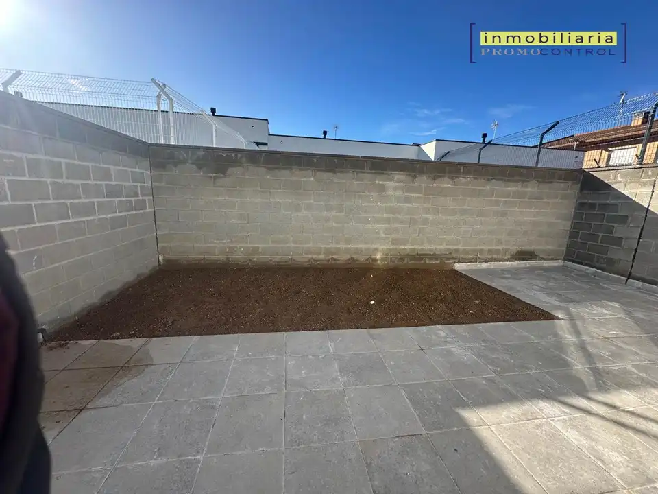 Terrassa de Casa adosada en venda en Zuera amb Aire condicionat, Calefacció i Jardí privat