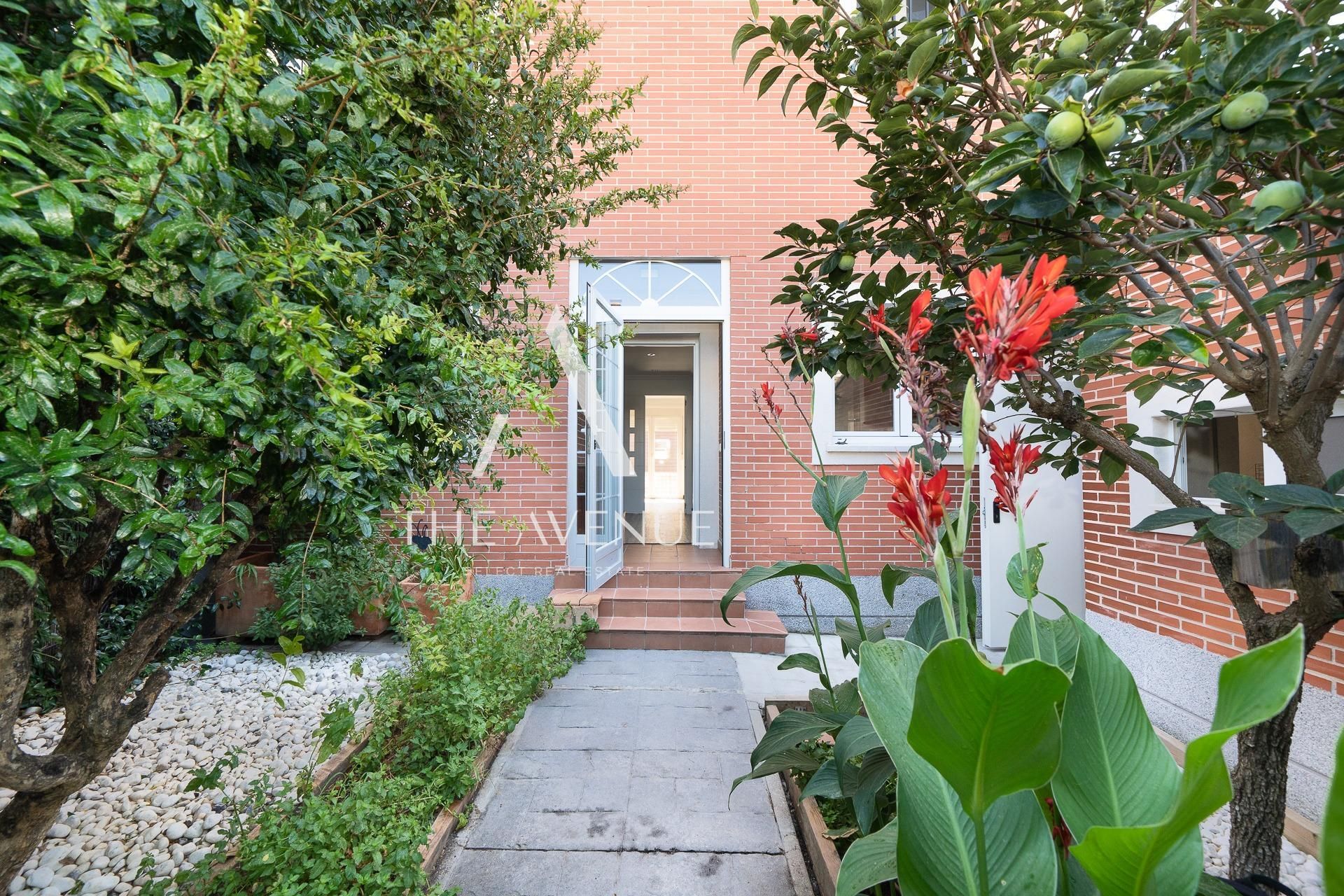 Exterior view of Single-family semi-detached for sale in Boadilla del Monte  with Air Conditioner, Heating and Private garden