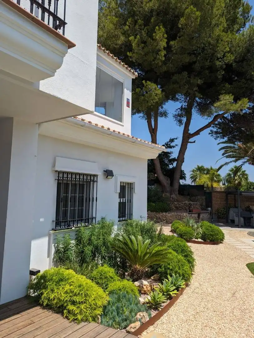 Vista exterior de Casa o xalet de lloguer en Marbella amb Terrassa