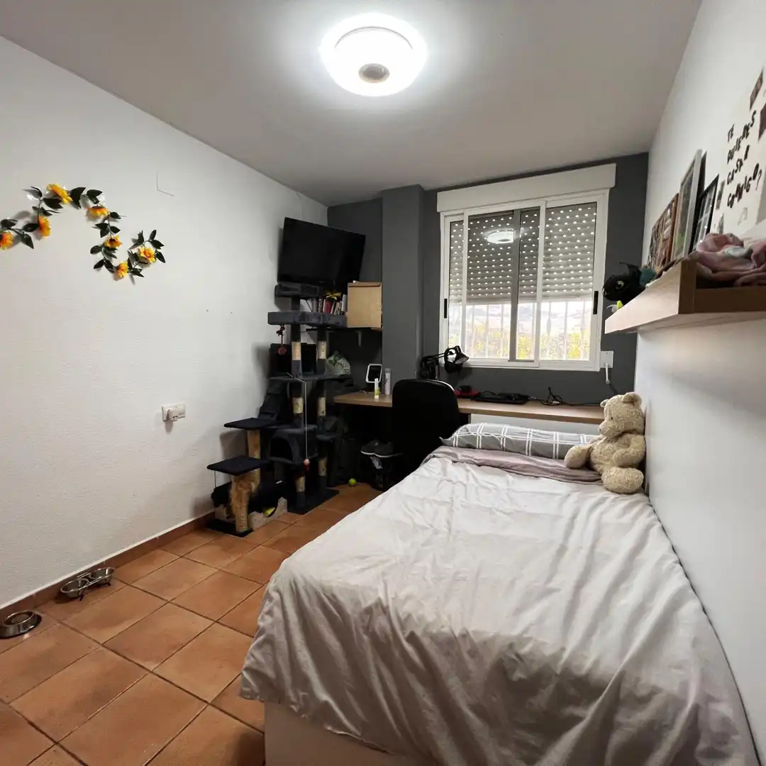 Schlafzimmer von Einfamilien-Reihenhaus zum Verkauf in Chiva mit Heizung, Abstellraum und Balkon