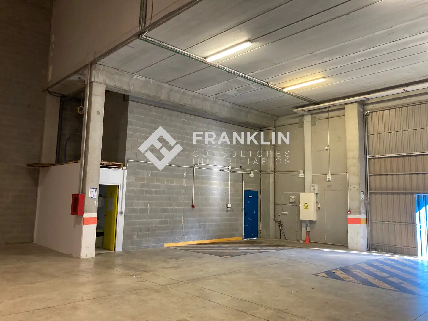 Industrial building to rent in Carrer del Comerç, imagen 2