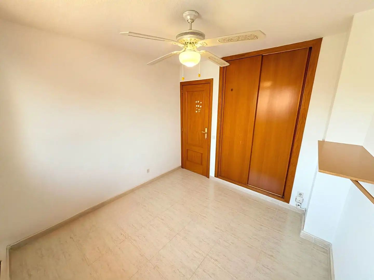 Habitación de Casa adosada en venta en Yunquera de Henares con Aire acondicionado, Calefacción y Jardín privado