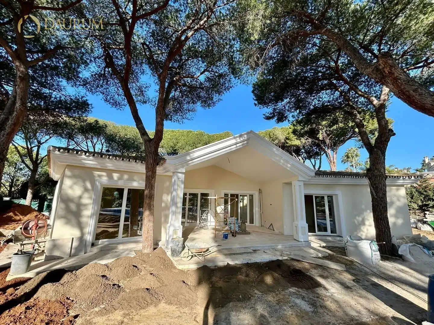 Vista exterior de Casa o xalet en venda en Marbella amb Aire condicionat i Jardí privat
