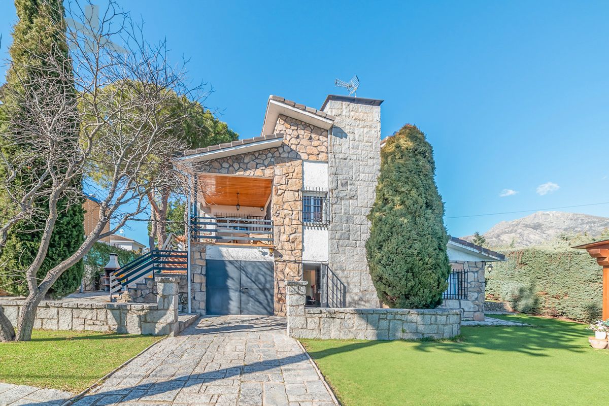 Exterior view of House or chalet for sale in Manzanares El Real  with Private garden, Terrace and Storage room