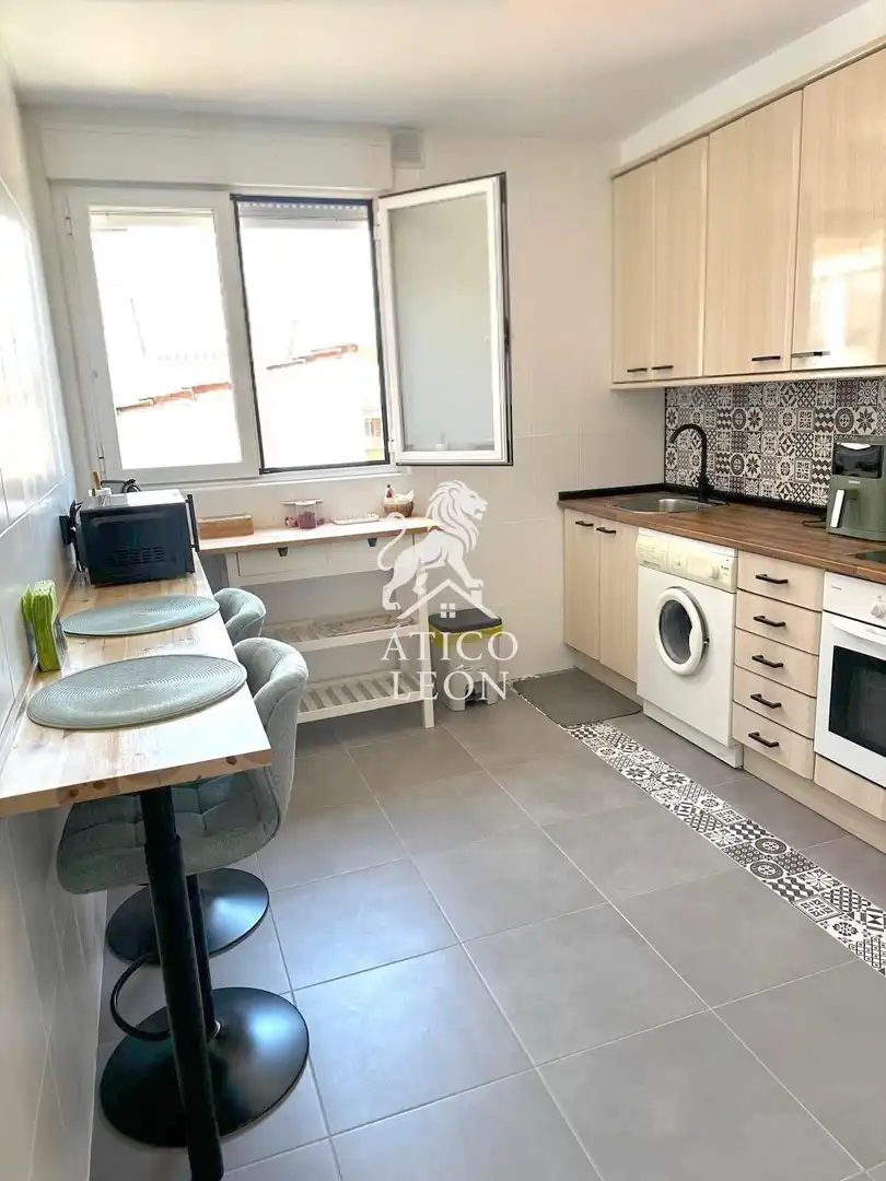 Cuina de Apartament en venda en León Capital  amb Calefacció, Terrassa i Traster