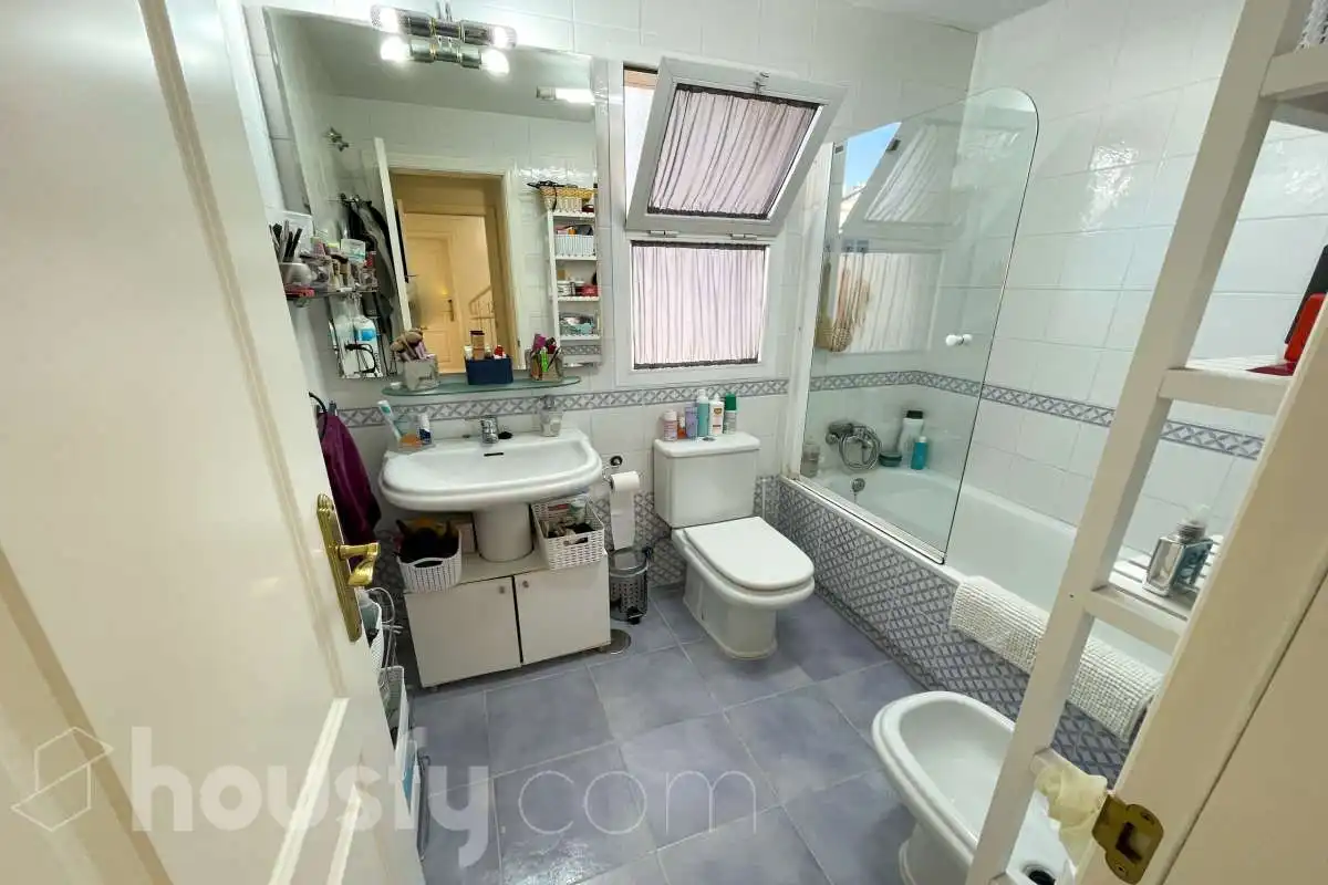 Bany de Casa o xalet en venda en Bormujos amb Aire condicionat, Jardí privat i Terrassa