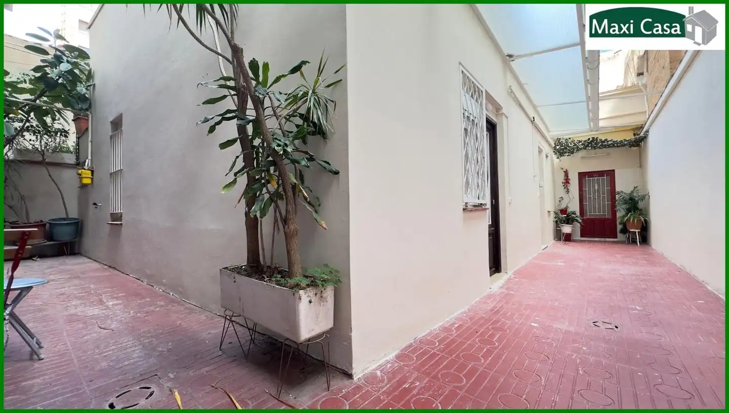 Vista exterior de Planta baja en venta en Barcelona con Aire acondicionado y Calefacción