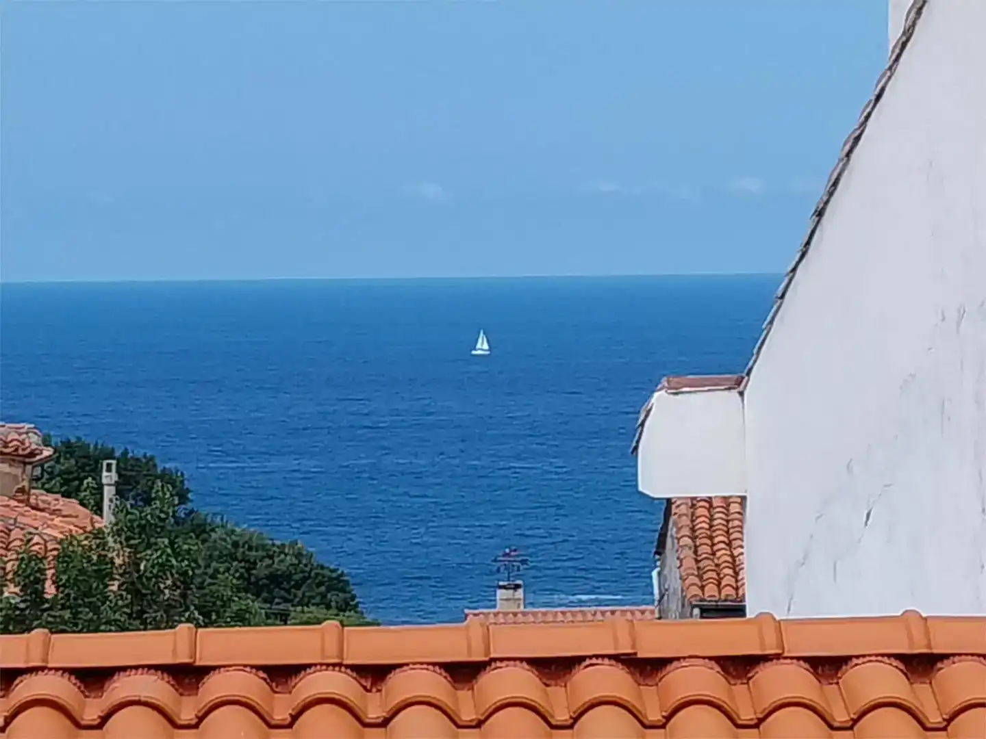Vista exterior de Piso en venta en Castro-Urdiales con Parquet y Amueblado
