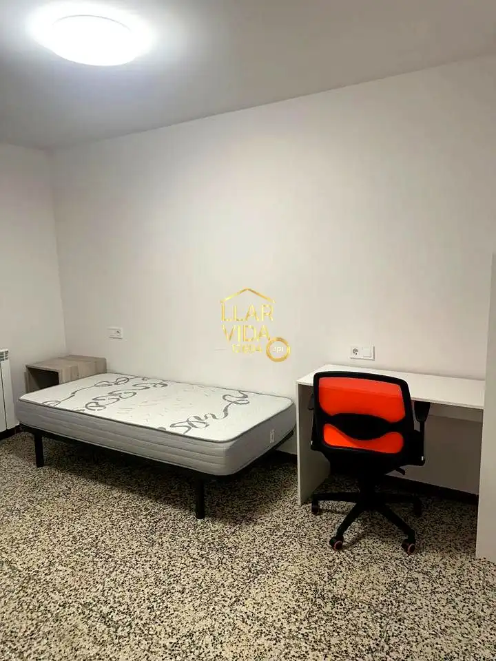 Habitación de Piso de alquiler en Lleida con Aire acondicionado, Calefacción y Amueblado