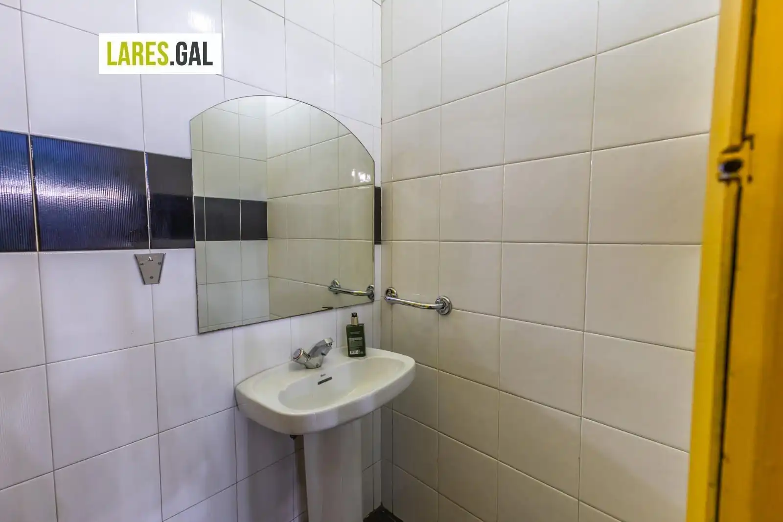 Badezimmer von Geschaftsraum zur Miete in Cangas 