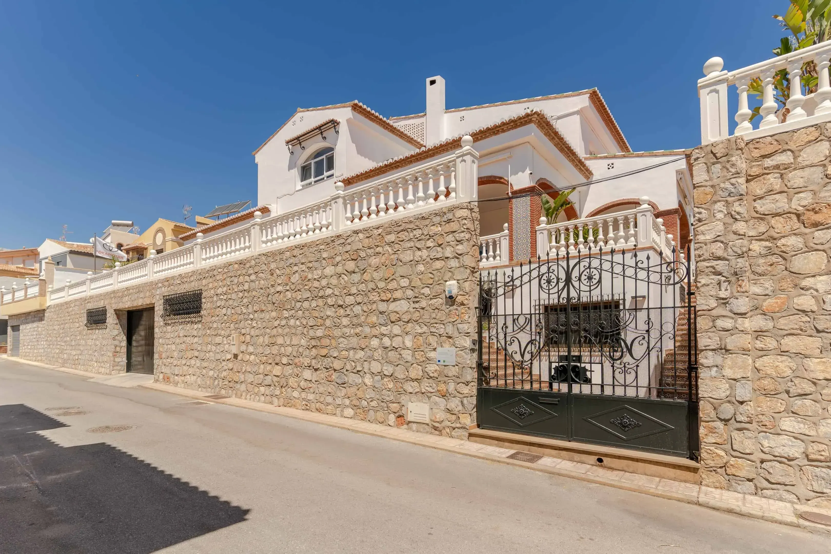 Vista exterior de Casa o xalet en venda en Motril amb Aire condicionat