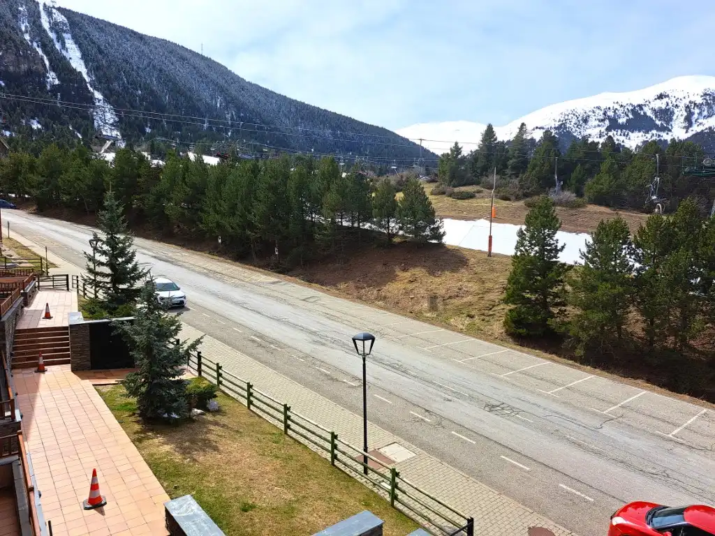 Vista exterior de Dúplex en venta en Alp con Calefacción, Trastero y Amueblado