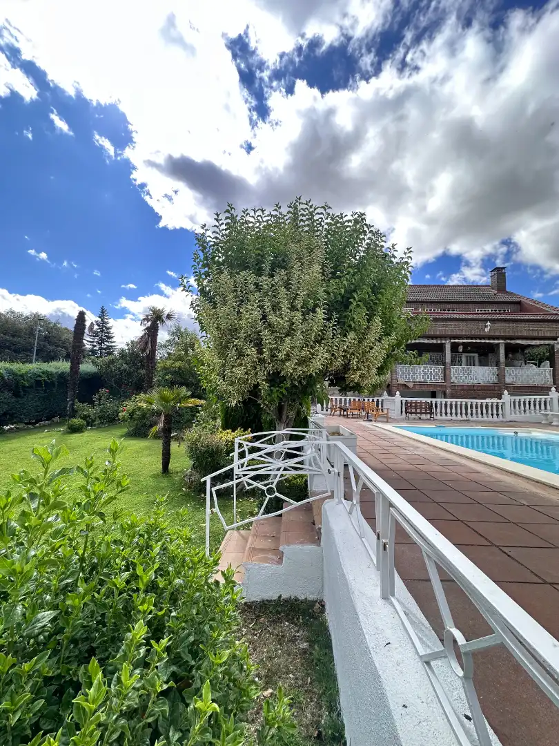 Jardí de Casa o xalet en venda en Las Rozas de Madrid amb Aire condicionat, Calefacció i Jardí privat