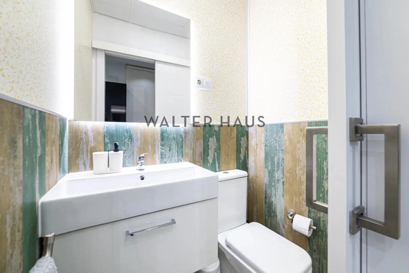 Bathroom of Flat for sale in Madrid  with Air Conditioner, Furnished and Oven
