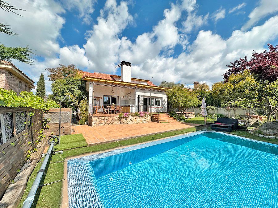 Vista exterior de Casa o xalet en venda en Torrelodones amb Calefacció, Jardí privat i Terrassa