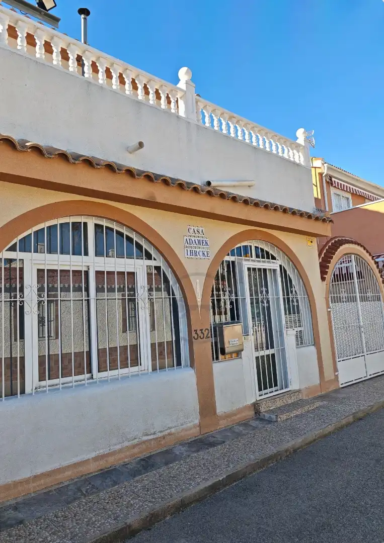 Vista exterior de Casa adosada en venda en Los Alcázares amb Aire condicionat, Terrassa i Moblat