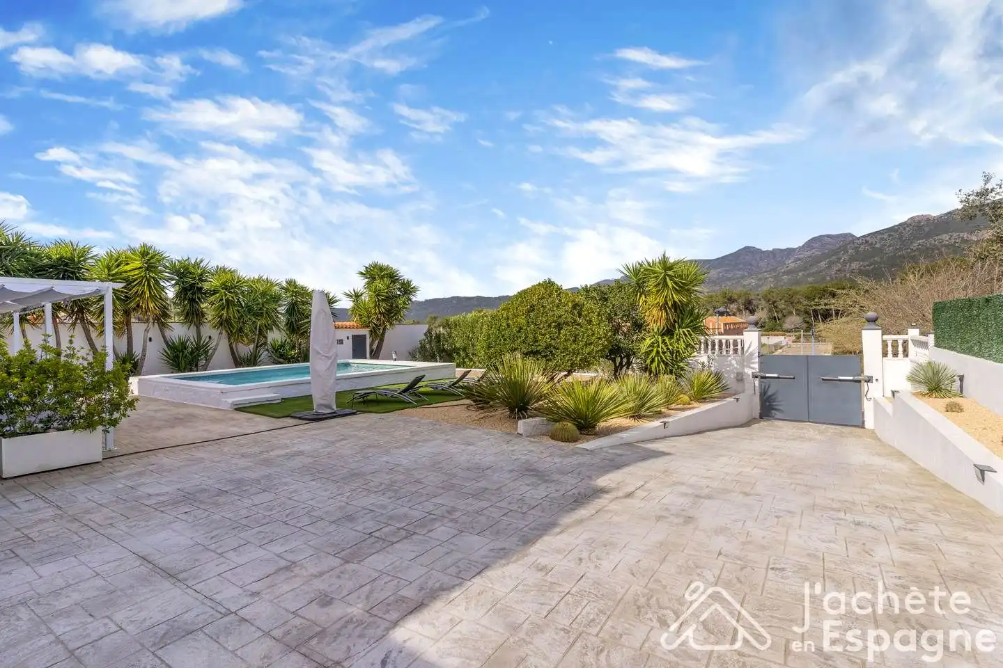 Vista exterior de Casa o xalet en venda en Alzira amb Aire condicionat, Calefacció i Jardí privat