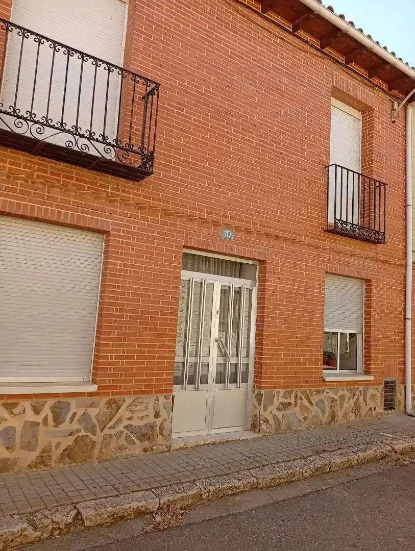 Vista exterior de Casa adosada en venda en Castromocho amb Balcó