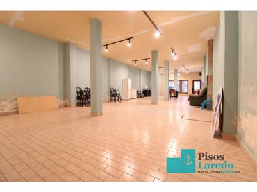 Local comercial en venta en Calle Emperador 5