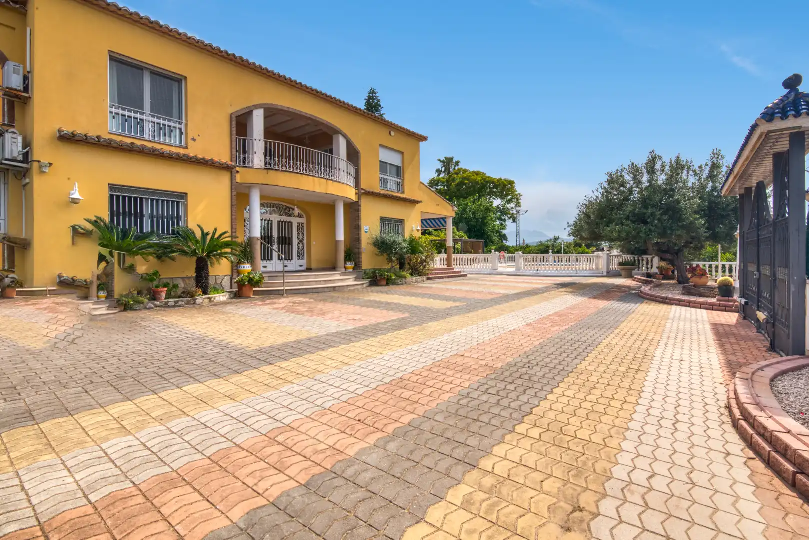 Vista exterior de Casa o xalet en venda en Piles amb Aire condicionat, Calefacció i Jardí privat