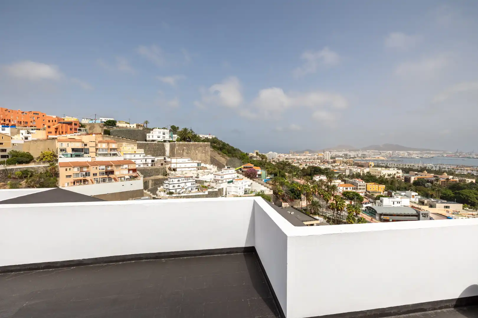 Vista exterior de Casa o xalet en venda en Las Palmas de Gran Canaria amb Aire condicionat, Terrassa i Moblat