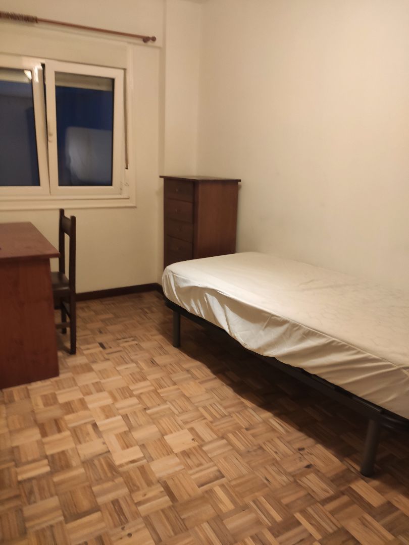 Dormitori de Pis de lloguer en A Coruña Capital  amb Parquet, Moblat i Microones