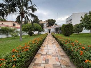 Vista exterior de Casa o xalet en venda en Benalmádena amb Aire condicionat, Jardí privat i Piscina