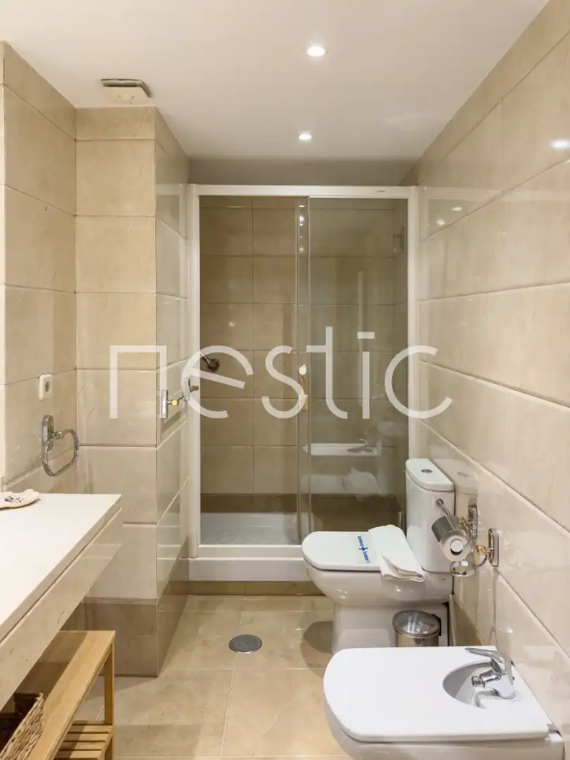 Bany de Apartament de lloguer en Madrid amb Aire condicionat, Calefacció i Moblat