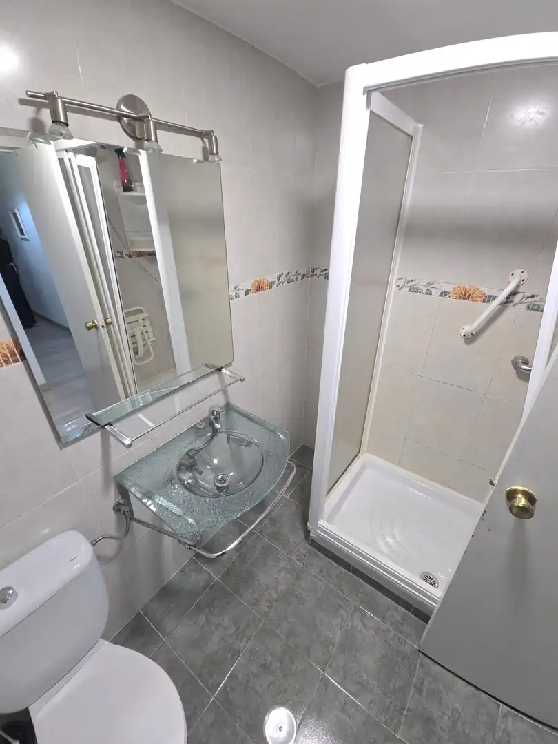 Bany de Apartament de lloguer en Cáceres amb Aire condicionat, Terrassa i Moblat