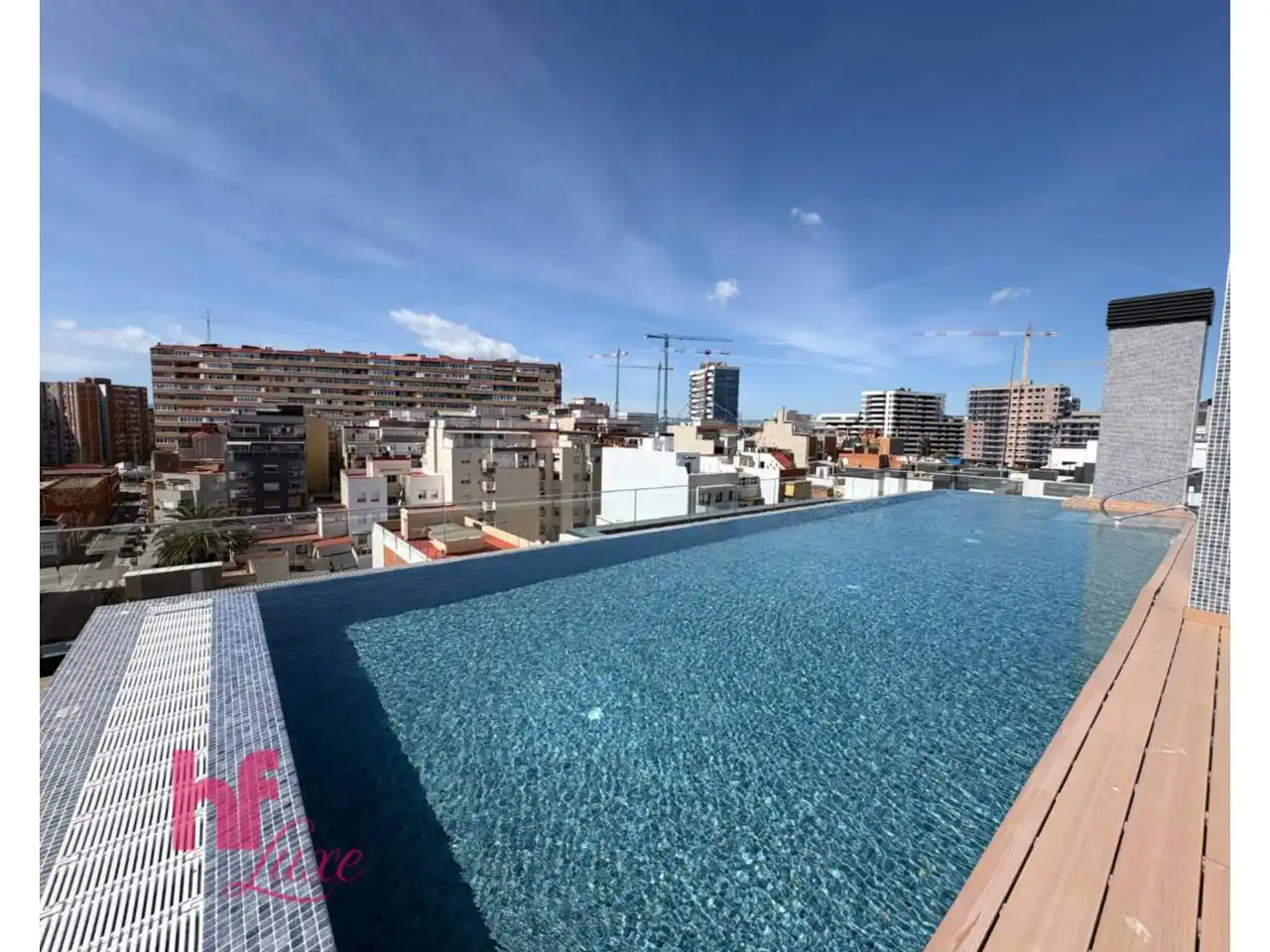 Schwimmbecken von Wohnung zum Verkauf in L'Hospitalet de Llobregat mit Klimaanlage, Heizung und Terrasse
