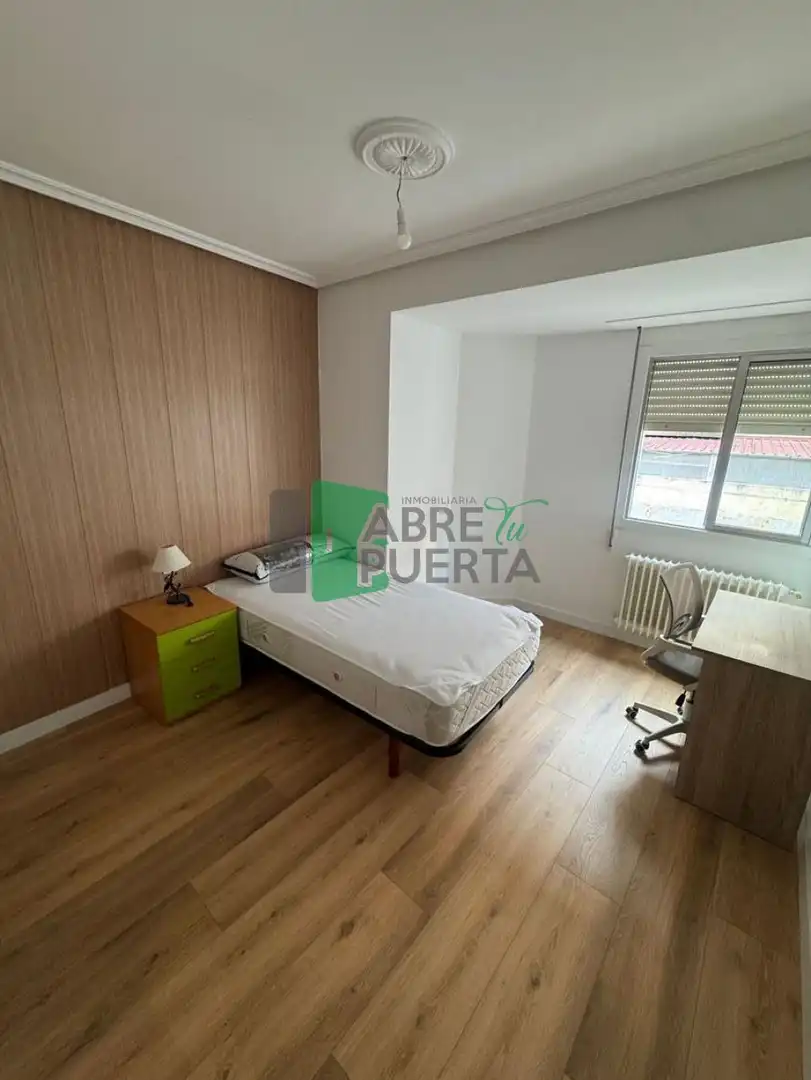 Habitación de Piso de alquiler en Ourense Capital  con Calefacción y Amueblado