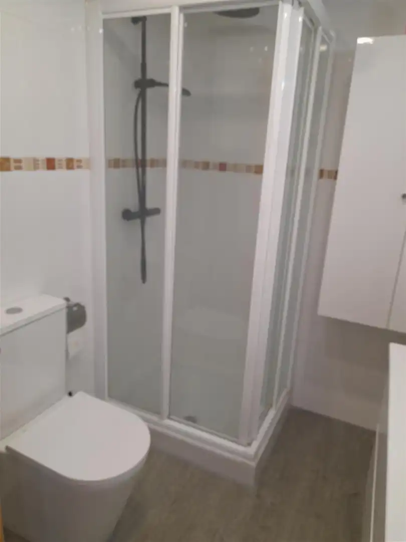 Baño de Apartamento en venta en L'Estartit con Aire acondicionado, Calefacción y Jardín privado