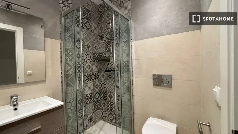 Baño de Piso para compartir en Madrid con Aire acondicionado, Calefacción y Amueblado